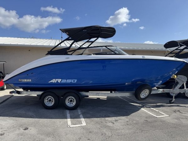 2025 Yamaha AR250